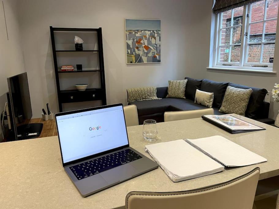 Charming & Cosy Town Centre Home With Parking Guildford Exteriér fotografie
