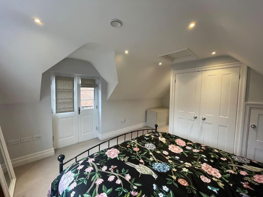 Charming & Cosy Town Centre Home With Parking Guildford Exteriér fotografie